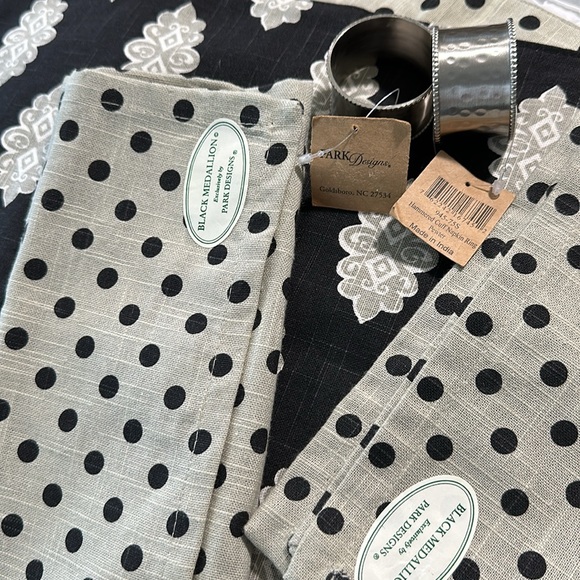 NWT set of 2 Blk Medallion reversible linen placemats w/2Matching Lg napkins NEW - Picture 8 of 8